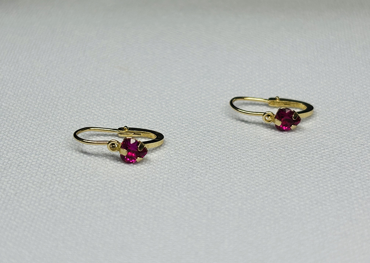 14K arany gyermek fülbevaló – szív alakú pink kővel