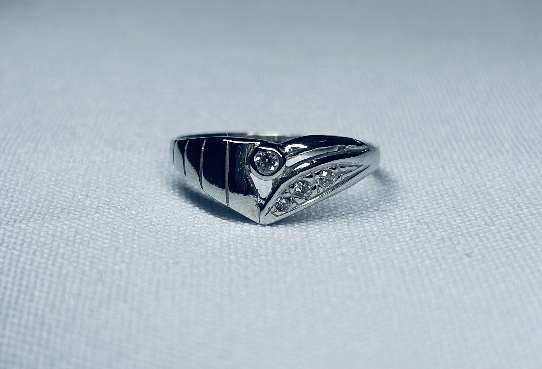 Modern unisex ezüst gyűrű fehér cirkónia kövekkel