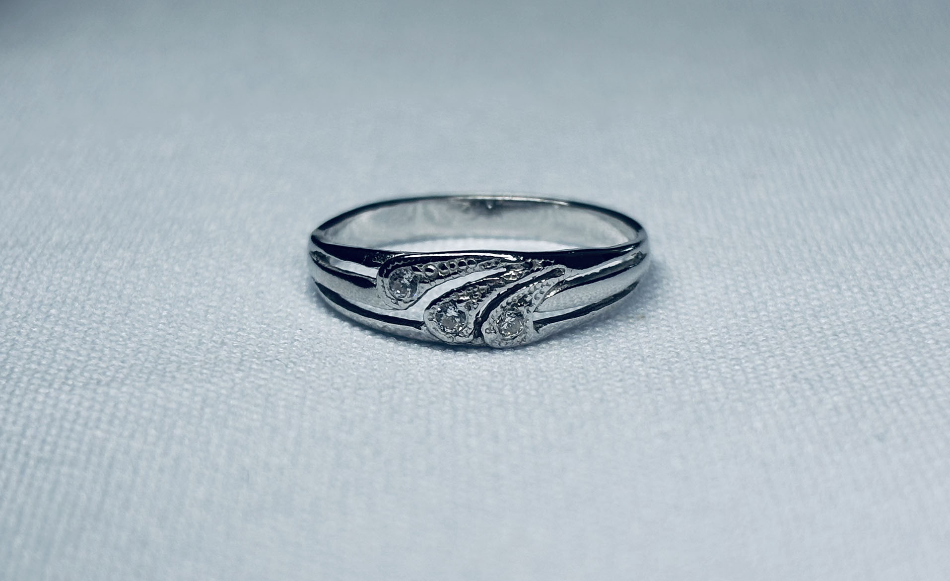 Elegáns ív – 925 ezüst gyűrű finom cirkóniákkal