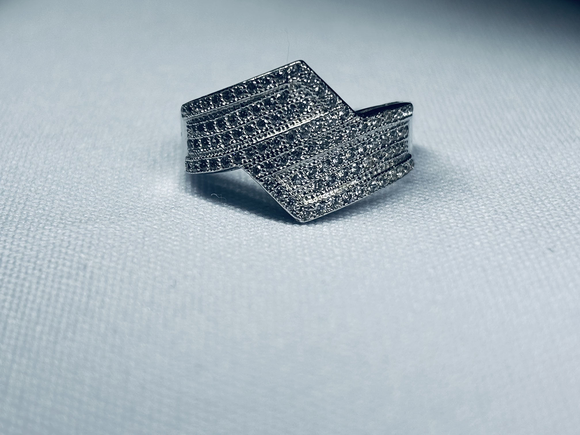 Geometrikus ragyogás – ródiumozott ezüst gyűrű cirkónia kövekkel
