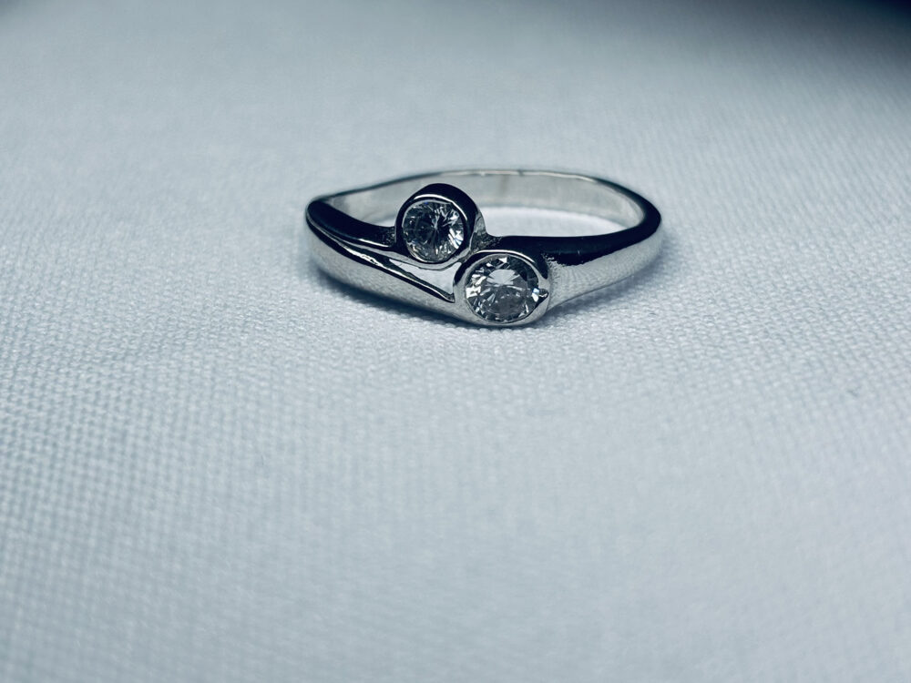 Dupla cirkóniás ezüst gyűrű – elegáns minimalizmus