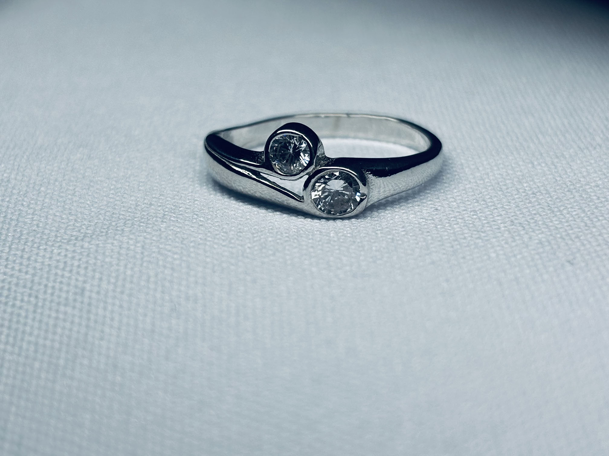 Dupla cirkóniás ezüst gyűrű – elegáns minimalizmus