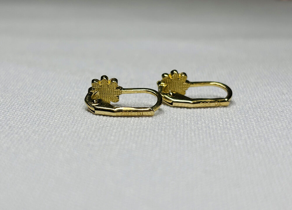 14K sárga arany gyermek fülbevaló – margaréta motívummal, patentzárral - Image 2