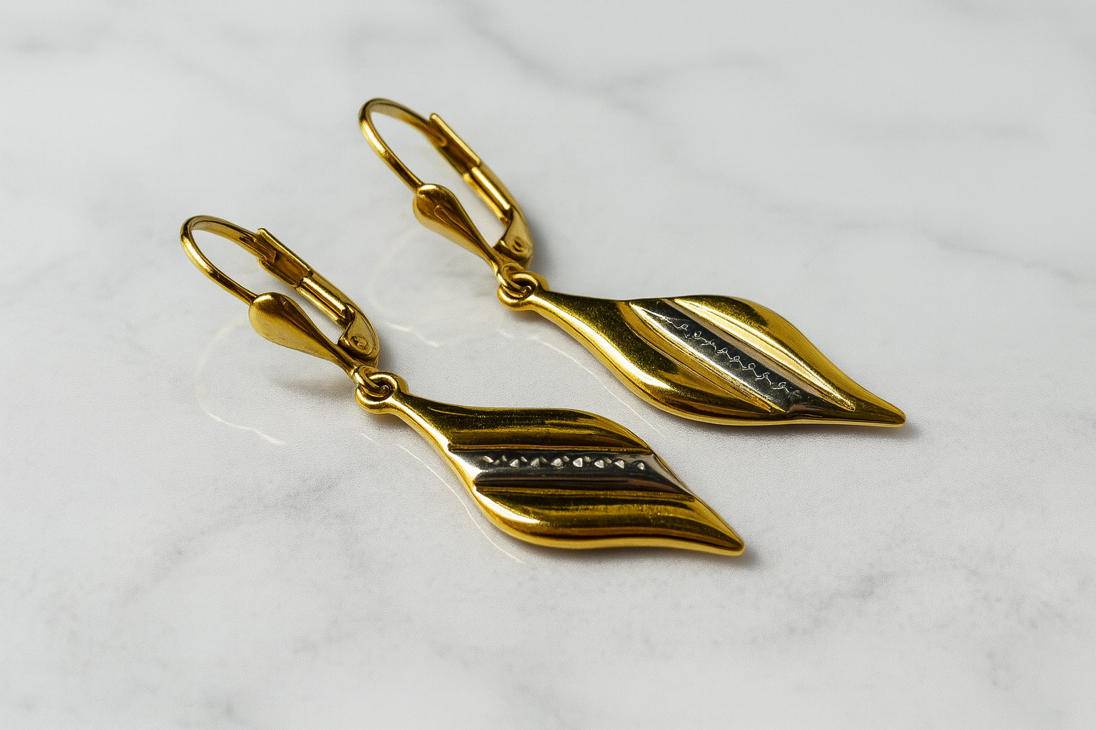 14K arany levélformájú fülbevaló fehérarany betéttel – patentzáras