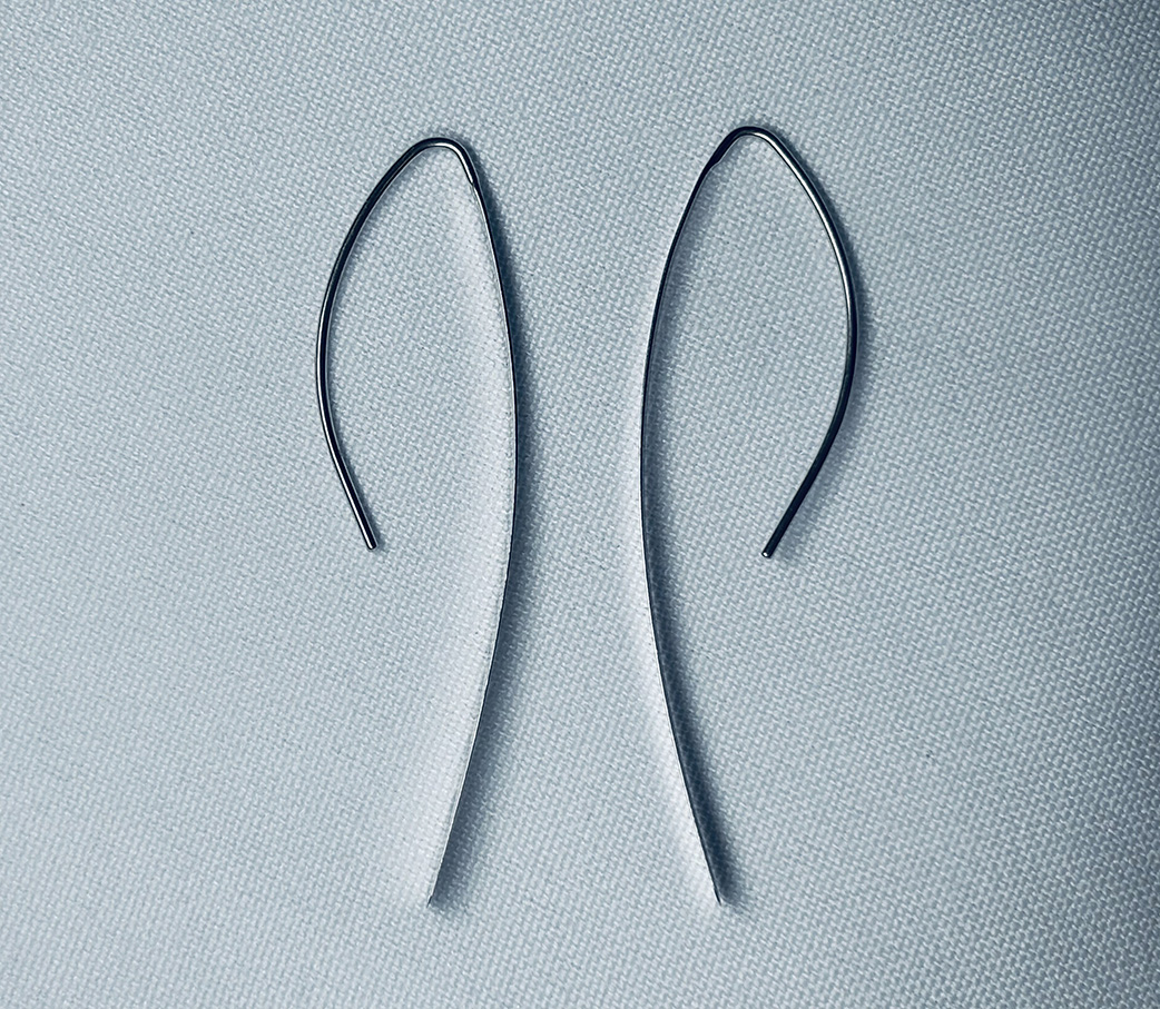 Ezüst akasztós fülbevaló – modern, ívelt design
