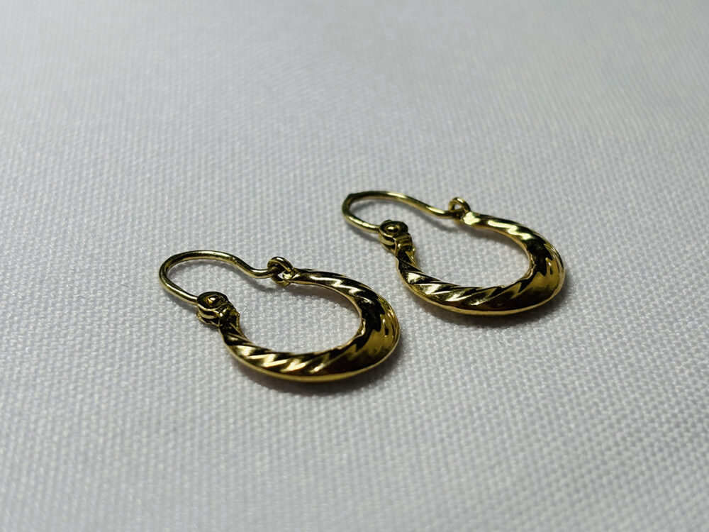 14K sodrott mintás karika arany fülbevaló – akasztós zár