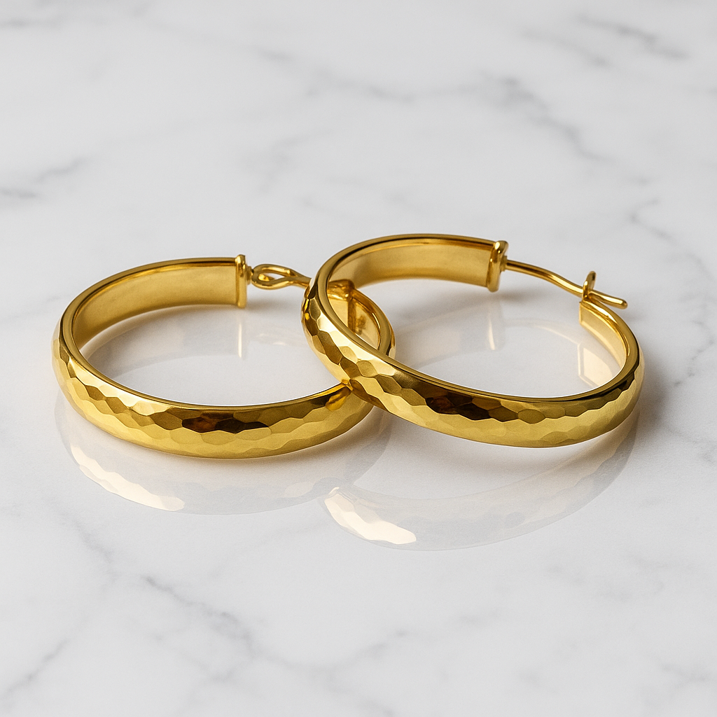 14 K arany kalapált mintázatú karika fülbevaló