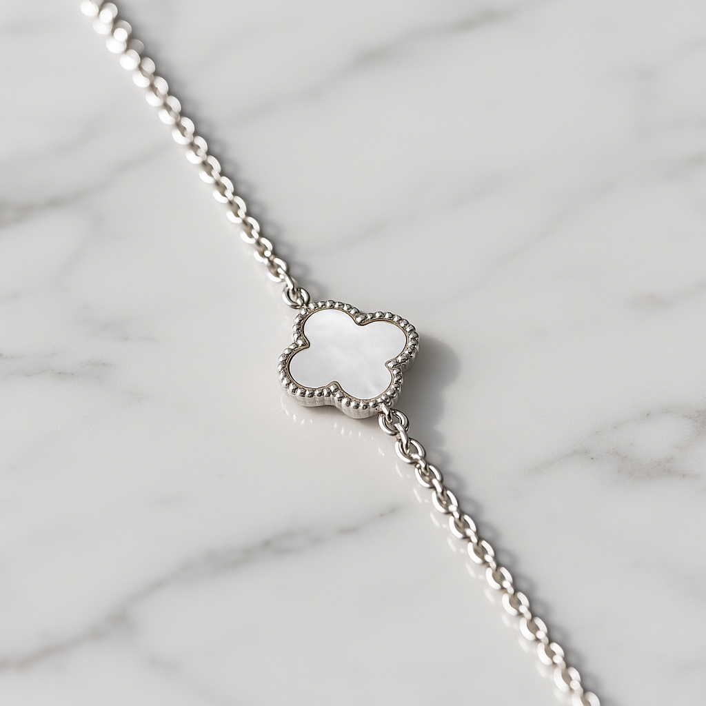 Finom lóhere medálos ezüst karkötő