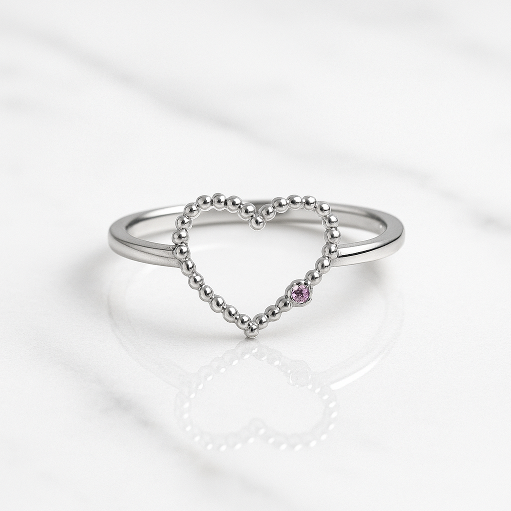 Fehér köves szív alakú ezüst gyűrű – a szerelem finom szimbóluma
